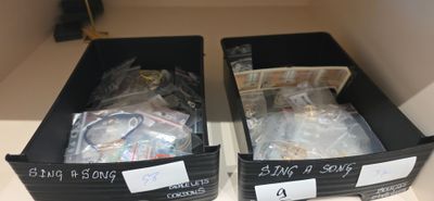 deux bacs remplis d'objets, posés sur un comptoir