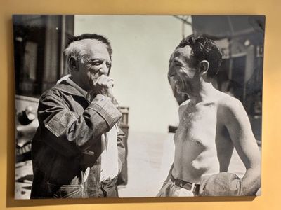 une photo en noir et blanc représentant un homme et un homme nu