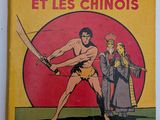 un livre jaune sur lequel figure l'image d'un homme tenant une épée