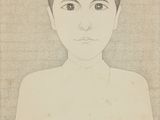 portrait d'un jeune garçon aux cheveux bruns courts, vêtu d'une chemise blanche