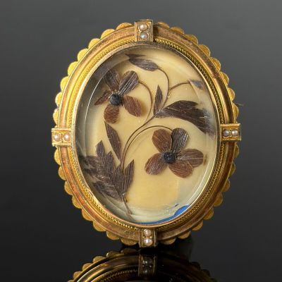 a picture of a broochee with leaves on it