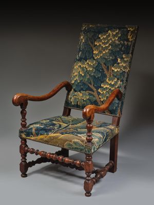 Fauteuil à haut dossier droit en bois mouluré à piètement ré… - Photo 1