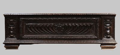 une vieille jardinière en bois ornée de sculptures sur les côtés