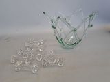 un saladier en verre contenant de nombreux petits morceaux de verre