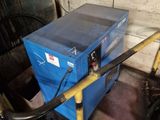 une machine bleue qui se trouve dans un garage