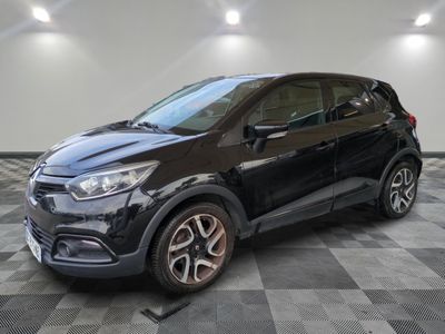 une voiture noire est garée sur le sol en damier d'un garage