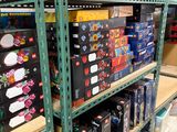 beaucoup de cartons sur les étagères du magasin