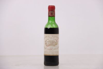 une bouteille de vin posée sur une table