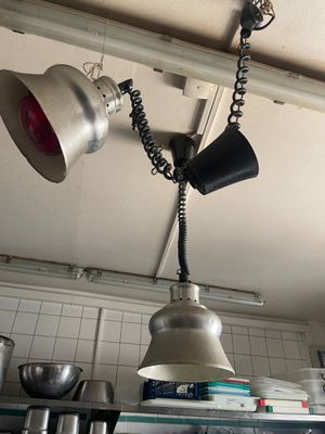 une lampe suspendue au plafond de la cuisine