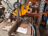 une machine qui découpe un morceau de bois dans une usine