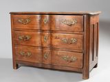 une commode en bois avec des ferrures en laiton sur les tiroirs