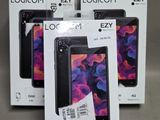 trois boîtes contenant des coques de téléphone noires et violettes posées sur une table