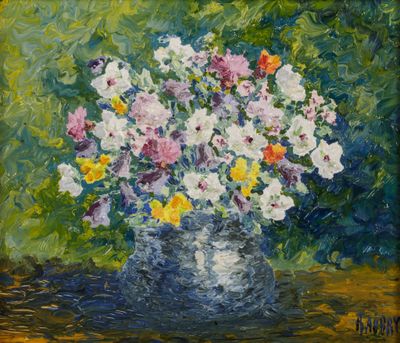 tableau représentant des fleurs dans un vase posé sur une table, devant un fond vert