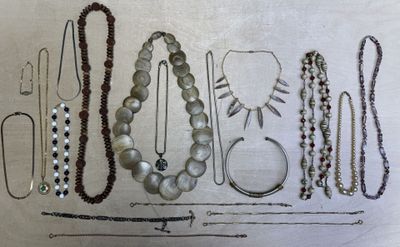 plusieurs types de colliers et de bracelets différents disposés sur une table