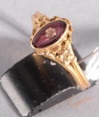 une image représentant une bague en or sertie d'une grenat