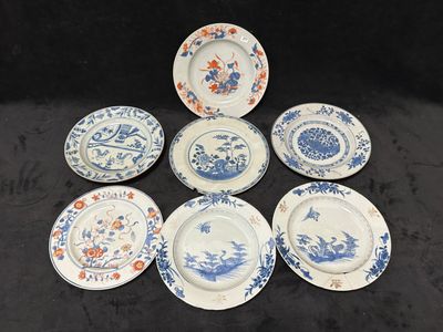 six assiettes bleues et blanches ornées de fleurs et d'oiseaux