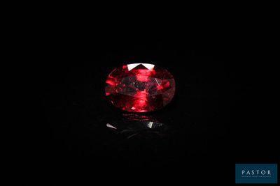 un losange rouge sur fond noir