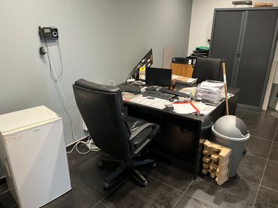 deux bureaux en stratifié noir, une armoire à archives, une …