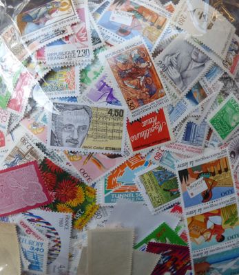une image représentant un globe terrestre composé de timbres-poste