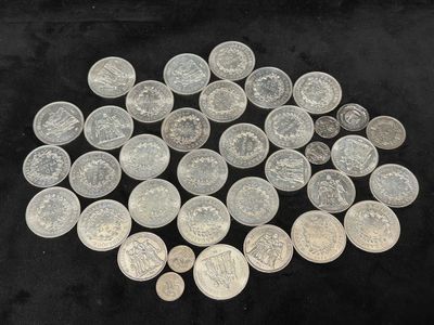 un tas de pièces d'argent posé sur une surface noire