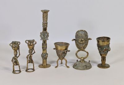 de nombreux objets en argent posés sur une surface blanche