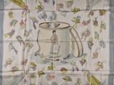 une écharpe sur laquelle est représentée une femme dans une tasse à thé