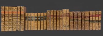 une image représentant une rangée de vieux livres empilés les uns sur les autres