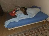 un lit recouvert d'un drap bleu dans une chambre