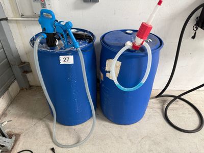 deux bidons bleus remplis d'eau et un tuyau rouge