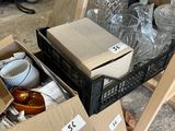 de nombreux cartons d'objets posés à même le sol