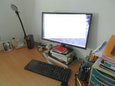 un bureau équipé d'un ordinateur et d'un clavier