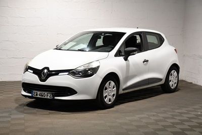 la photo d'une voiture blanche garée dans un garage