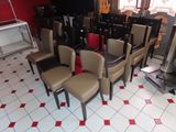 de nombreuses chaises disposées en cercle dans une pièce