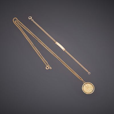 un collier en or avec une pièce de monnaie sur une chaîne