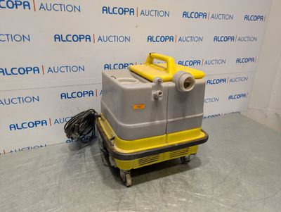 une machine jaune et grise posée sur un chariot métallique