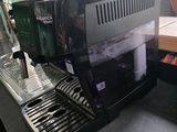 une machine à café posée sur un comptoir