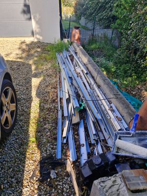 une voiture garée à côté d'un tas de bois