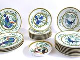 de nombreuses assiettes ornées d'oiseaux, posées sur une table