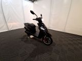 un scooter garé à l'intérieur d'une tente