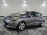 la voiture grise est garée sur un sol en damier dans le garage