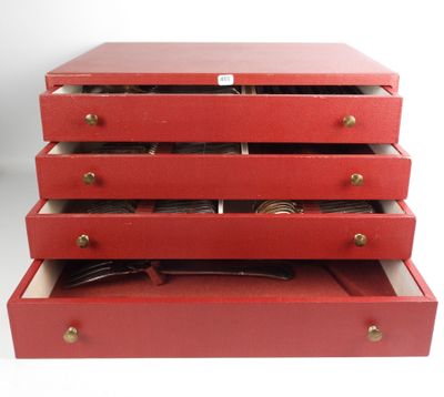 une pile de tiroirs rouges dans lesquels se trouve une paire de lunettes