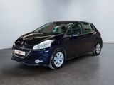 Une voiture bleue est garée dans une pièce aux murs blancs.