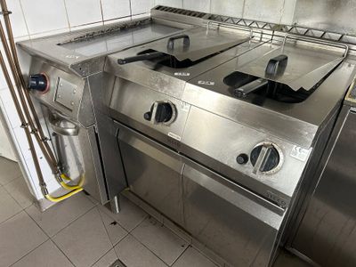 une cuisinière en acier inoxydable à deux feux dans une cuisine