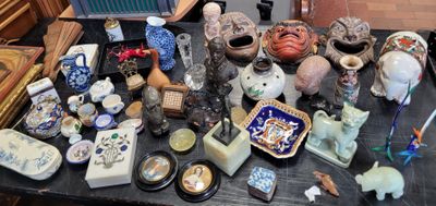 une table sur laquelle se trouvent de nombreux objets différents