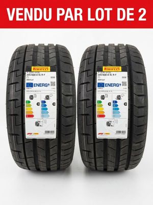 une paire de pneus portant des étiquettes, en vente, sur fond blanc