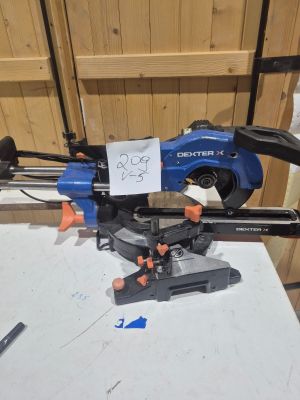 une machine bleue et noire posée sur une table