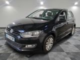 la volkswagen polo noire est garée sur un carrelage à carreaux