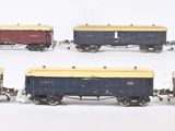 plusieurs petits trains sont alignés sur une surface blanche