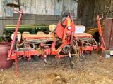 une image représentant un tracteur équipé d'une charrue