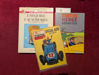 trois livres posés sur une table rouge